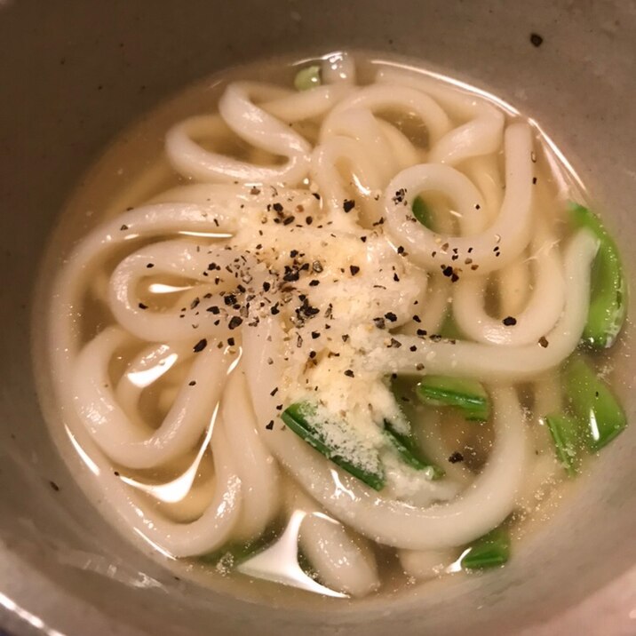 さや豆と粉チーズの粗挽き胡椒うどん